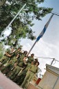 Les Bronzes devant le drapeau * 512 x 768 * (179KB)